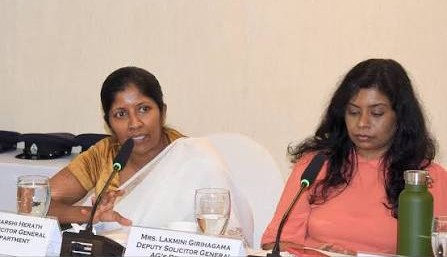 ලක්මිණි කිසිම ලැජ්ජවකින් තොරව කෙහෙලිය හිටපු නැති මීටින් මිනිට් දෙකක් දාලා මොකද්ද කරන නාඩගම